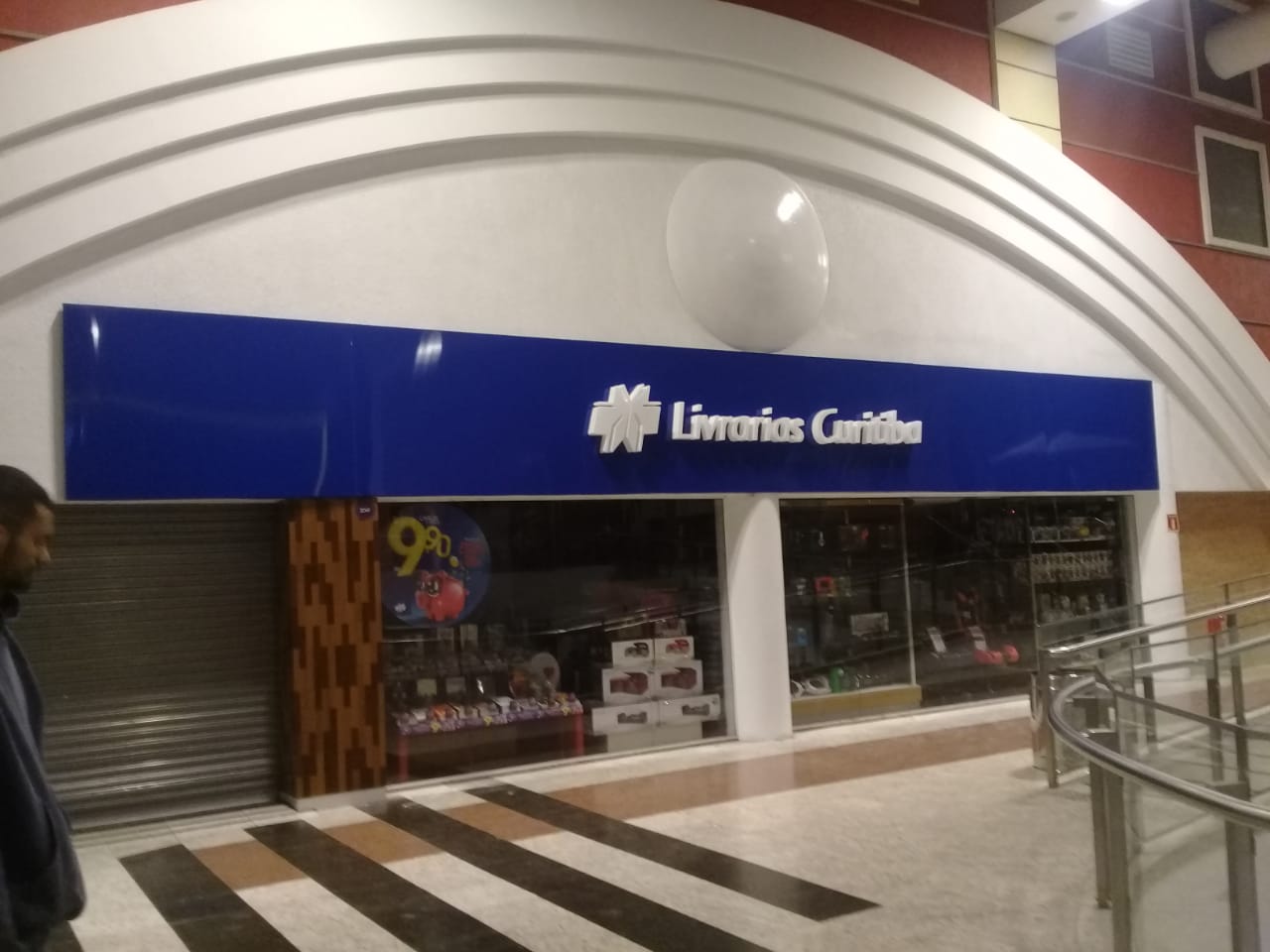 Livrarias Curitiba Fachada Com Fundo Em Acm E Logo Em Letra Caixa De Acrilico Com Iluminacao Interna Em Led Comunicacao Visual Em Curitiba Up Curitiba